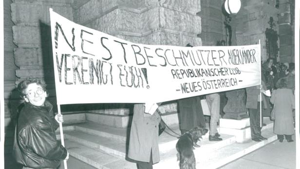 Demonstrationen vor dem Burgtheater vor der „Heldenplatz“-Premiere am 4. November 1988.   