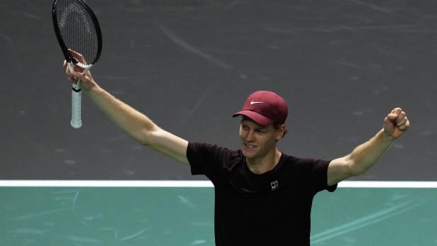 Jannik Sinner gewann das Finale in Paris gegen den Kanadier Felix Auger-Aliassime in zwei Sätzen