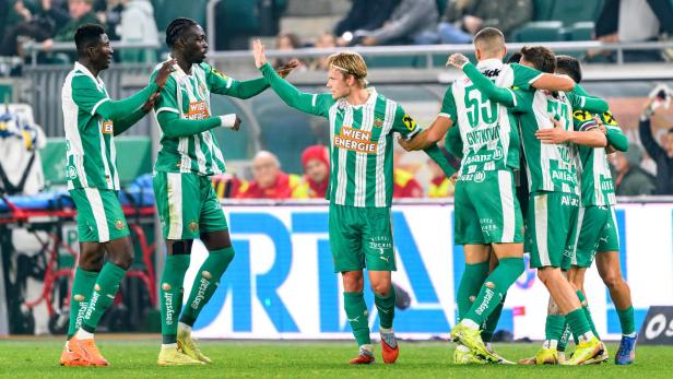 Die Rapidler bejubeln das Tor zum 2:1 gegen Sturm Graz