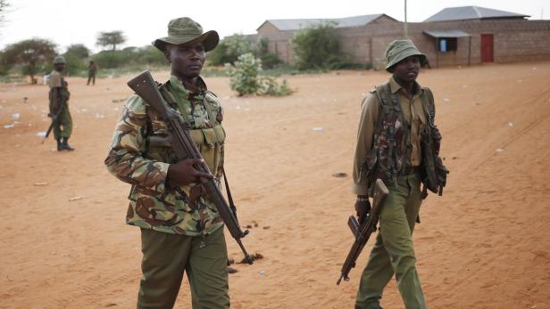 Kenianische Soldaten im Einsatz gegen die radikalislamische Miliz an der kenianisch-somalischen Grenze.