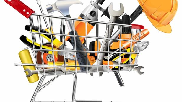 Ein Einkaufswagon voll mit Werkzeugen: Hammer, Bohrer bis zu Helm und Zange.