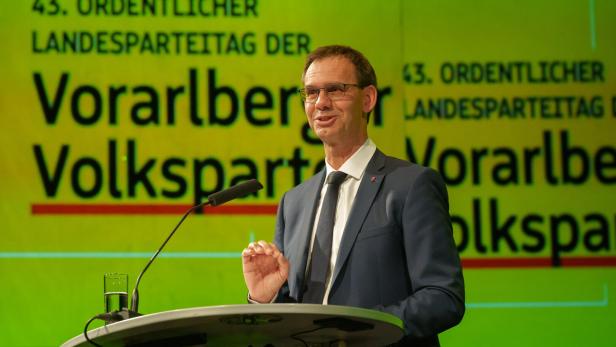 Landeshauptmann Wallner vor Plakat der Vorarlberger ÖVP