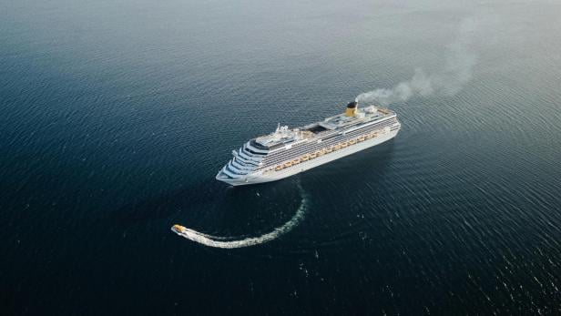 Kreuzfahrtschiff auf dem offenen Meer