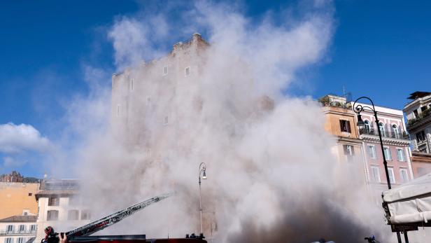 Part of Torre dei Conti tower collapses in Rome