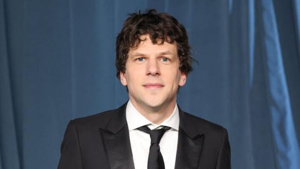 Jesse Eisenberg im Anzug