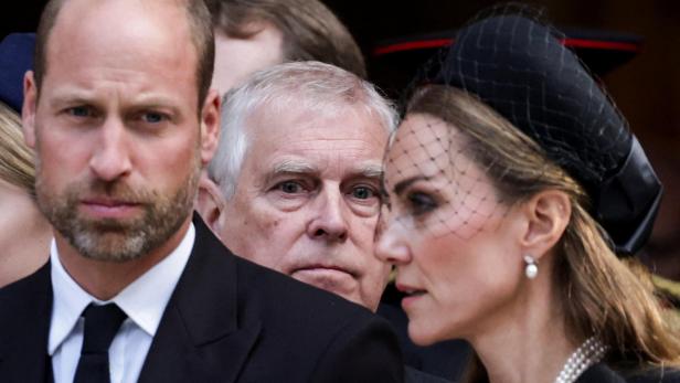 Prinz William, Prinz Andrew und Prinzessin Kate sind in formeller Kleidung zu sehen.