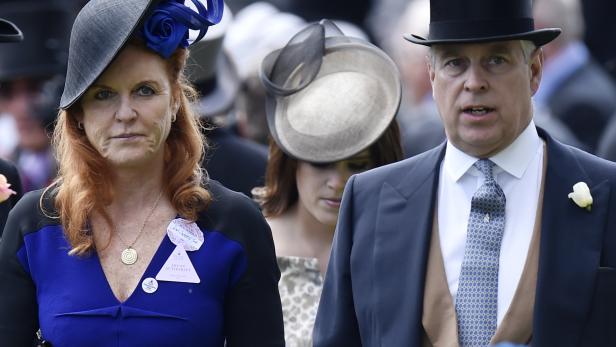 Sarah Ferguson und Prinz Andrew, beide mit auffälligen Hüten, sind auf einer Veranstaltung zu sehen.