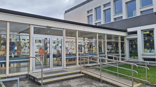 Der Eingang der Praxisvolksschule in Krems.