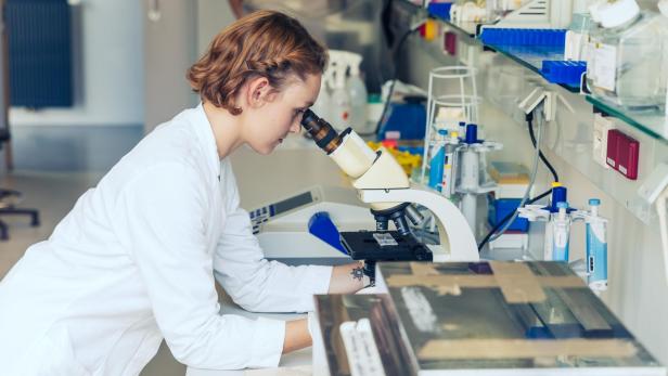 Eine junge Frau im Labor