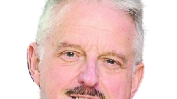 Mann, Anfang 60 mit Schnurrbart 