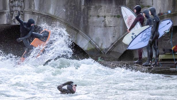 Surfer in der berühmten Eisbachwelle in München