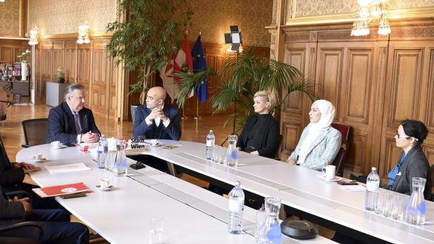Drei Frauen aus der Stiftung mit Bürgermeister Ludwig am Tisch.