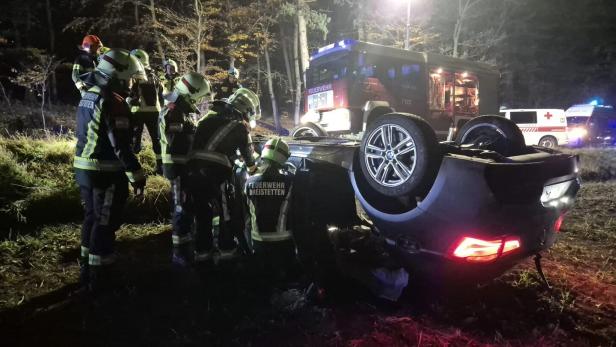 Der Wagen blieb nach dem Unfall am Dach liegen