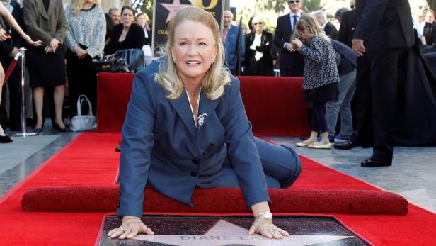 Diane Ladd kniet auf dem roten Teppich neben ihrem Stern auf dem Hollywood Walk of Fame.