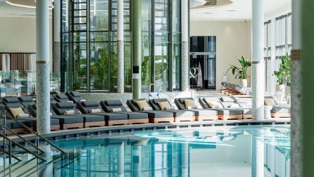 Ein Pool mit Liegestühlen, innen 