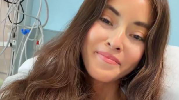 29-jährige brünette Frau liegt im Krankenhausbett