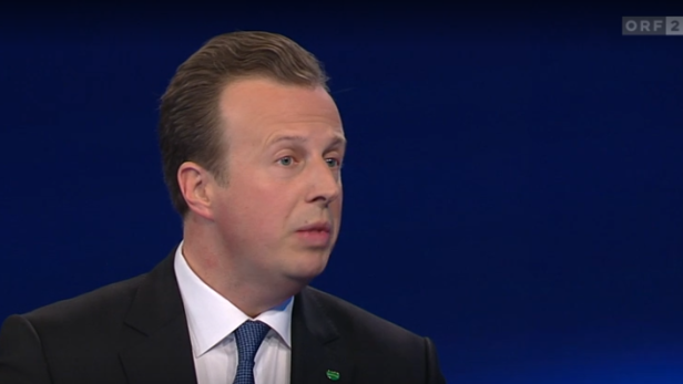 Ein Mann im Anzug spricht vor dunkelblauem Hintergrund, oben rechts ist das ORF2-HD-Logo zu sehen.