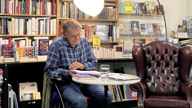 Autor Rainer Rosenberg liest aus einem Buch.