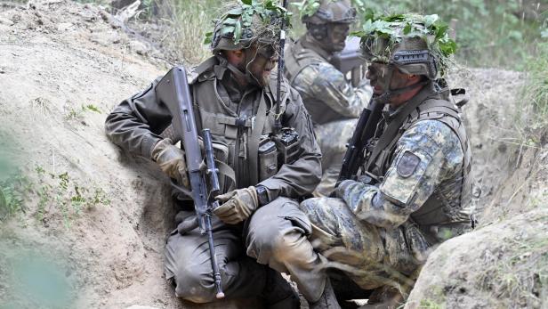 Klares Ja zur Wehrpflicht, aber nur ein Drittel würde Österreich verteidigen