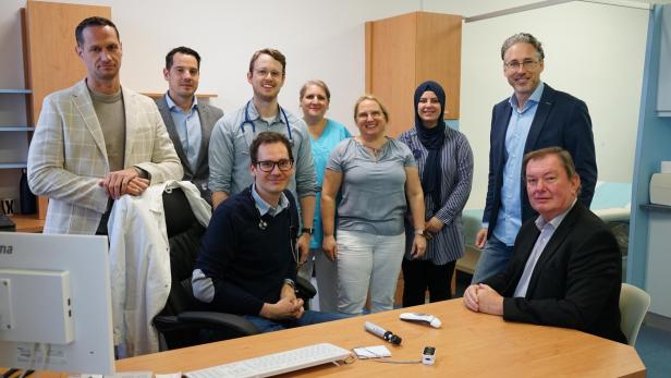 Das Team der neuen Gruppenpraxis sowie Gemeindevertreter