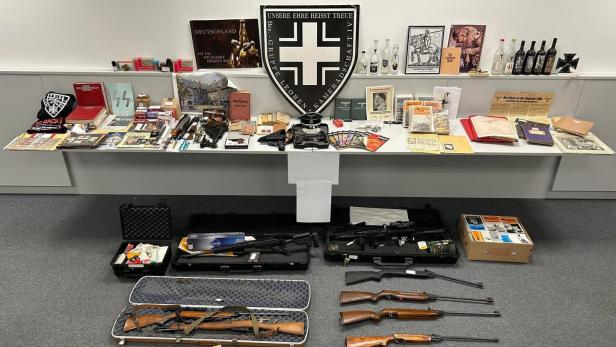 Waffen und NS-Devotionalien rund um Tisch