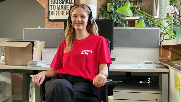Carolin Dyx im Büro der Caritas am Kältetelefon.