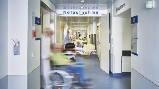 Gang in einem Spital mit Schild "Notaufnahme" 