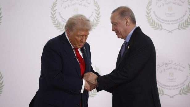 US-Präsident  Trump und der türkische Präsident  Erdoğan beim Gaza-Friedensgipfel in Sharm El-Sheikh am 13. Oktober.