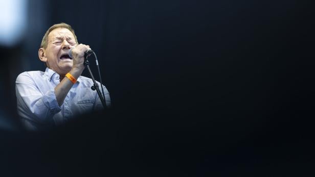 Wolfgang Ambros auf der Bühne.