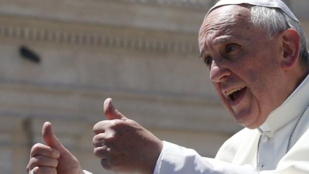 Pope Francis gives the thumbs up during the weekly audience in Saint Peter&#039;s Square at the Vatican June 12, 2013. REUTERS/Tony Gentile (VATICAN - Tags: RELIGION)