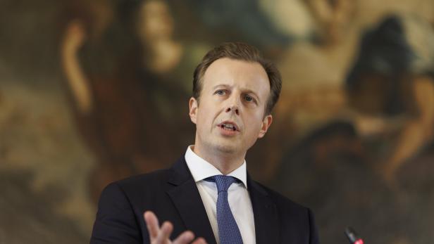 Landesrat Kornhäusl in Großaufnahme im Landtag Steiermark