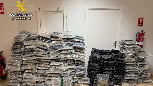 Spanish Guardia Civil stop a 110 kg marihuana shipment to the north of Europe