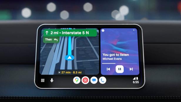 Autodisplay mit Google Maps Navigation und Musiksteuerung im geteilten Bildschirmmodus.