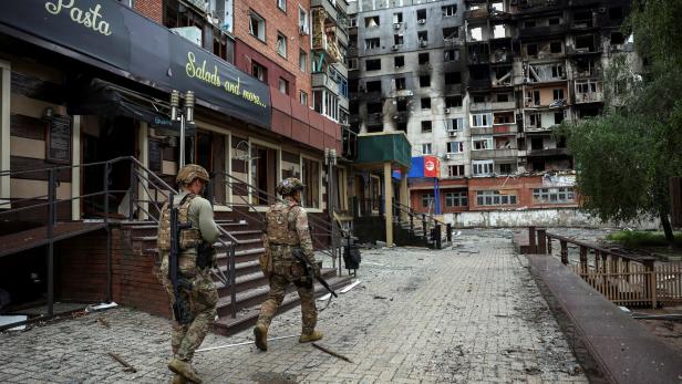 FILE PHOTO: Ukrainian police officers try to persuade residents to evacuate in the frontline town of Pokrovsk
