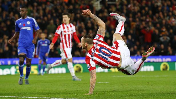 Wir fangen diesmal in ENGLAND an, wo Marko Arnautovic für Schlagzeilen sorgte. Der Wiener besiegelte mit einem sehenswerten Seitfallzieher den 1:0-Sieg von Stoke City gegen den großen FC Chelsea und stürzte den Klub von seinem ehemaligen Trainer Jose Mourinho noch tiefer in die Krise.