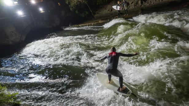 Surfer auf der Eisbachwelle