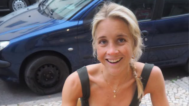 Kim Flint beim Kaffeetrinken