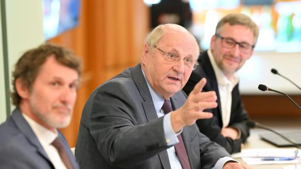 Fiskalratspräsident Badelt flankiert von Ökonomen Schuster und Holler