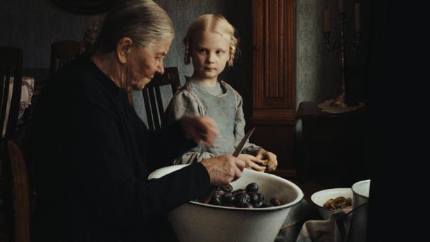 Alte Frau und kleines Mädchen.