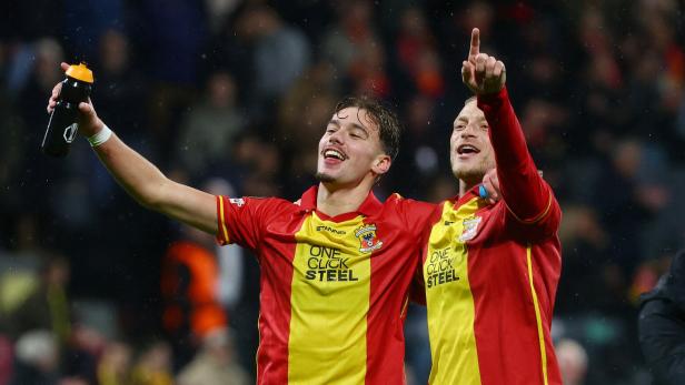 Jubel im Europacup: Zwei Spieler der Go Ahead Eagles freuen sich.