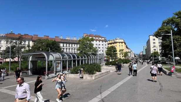 Reumannplatz: Menschen gehen über den Platz in Favoriten.