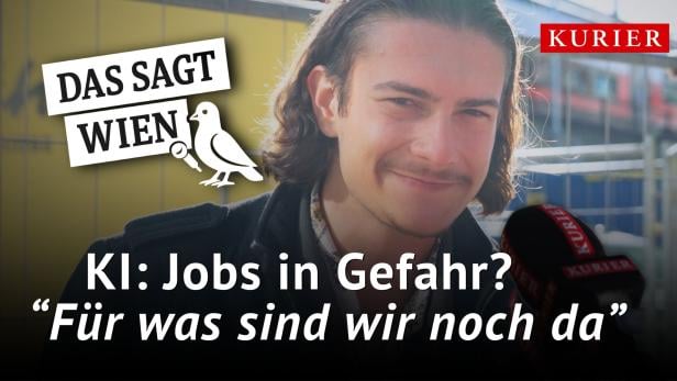 Ein junger Mann mit langen Haaren schaut verschmitzt in die Kamera rechts von ihm ein Mikrophon. DAS SAGT WIEN: KI: Jobs in gefahr? "Für was sind wir noch da"