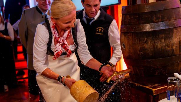 ÖSV-Präsidentin Roswitha Stadlober beim Bieranstich in München