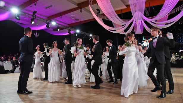 Debütanten tanzen beim Ball
