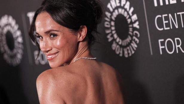 Herzogin Meghan lächelt über die Schulter vor dem Paley Center.