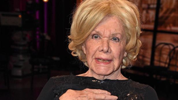 Blonde Ingrid van Bergen in einem schwarzen Kleid.