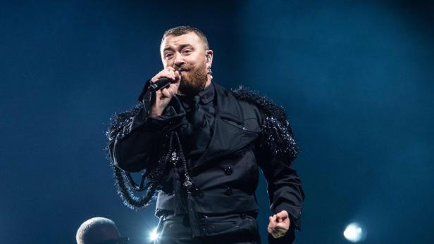 Sam Smith singt auf der Bühne