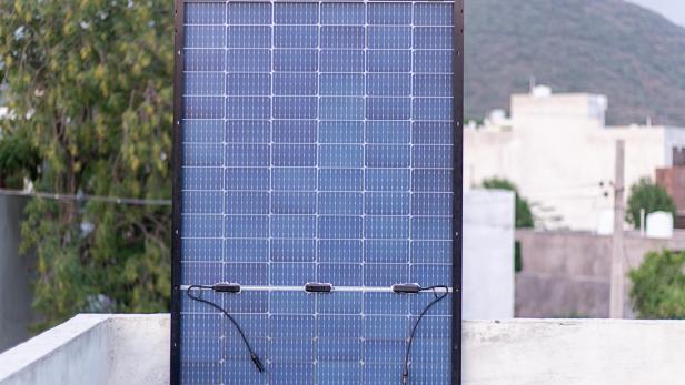 Eine Photovoltaikanlage auf einem Balkon 