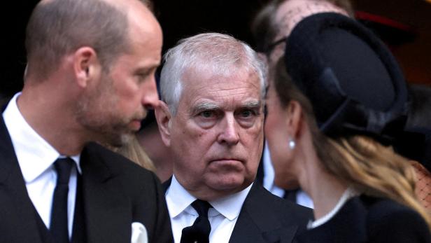 Prinz Andrew ist im Gespräch mit anderen Personen zu sehen.