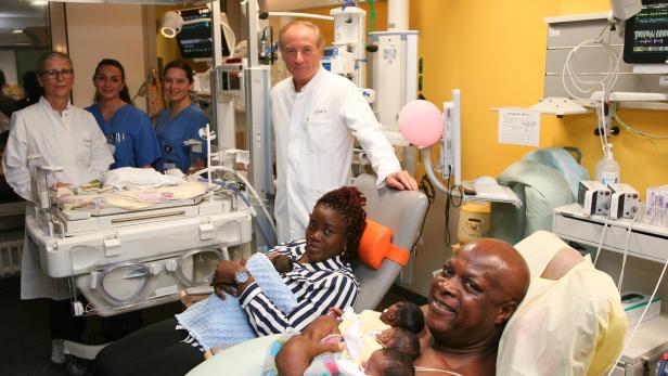 Eltern mit fünf Neugeborenen und medizinischem Team auf einer Station der Charité.
